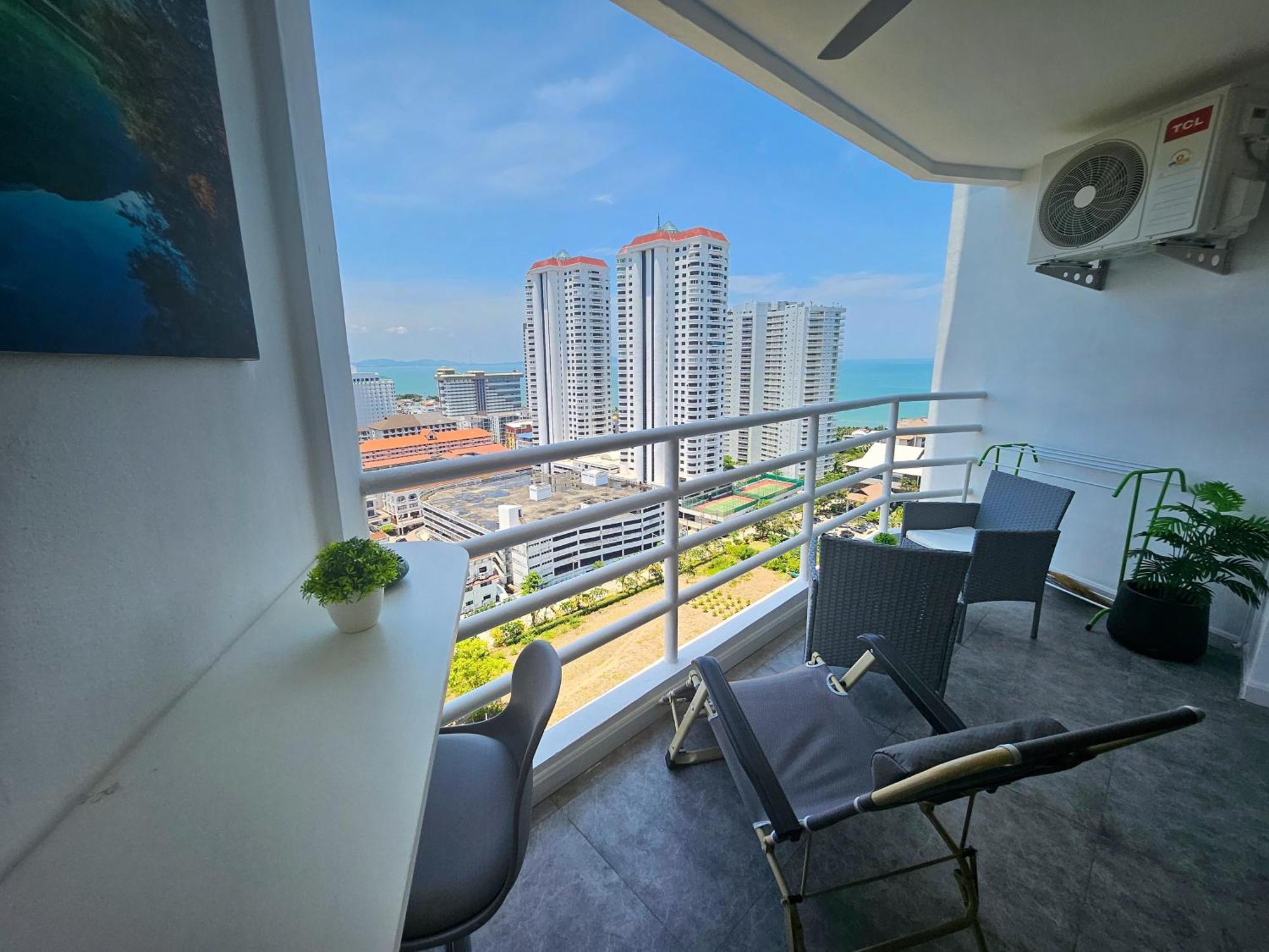 View Talay 5 Jomtien Beachfront Pattaya Exterior photo