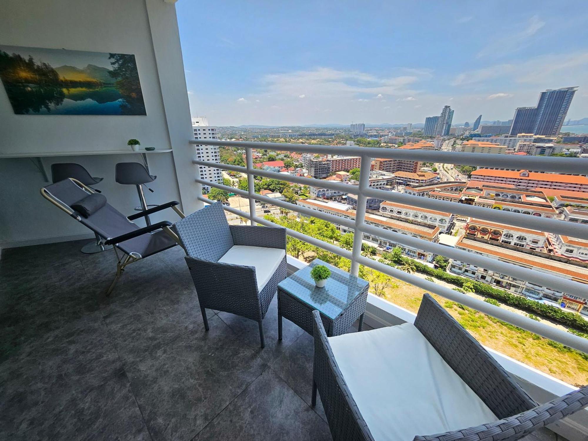 View Talay 5 Jomtien Beachfront Pattaya Exterior photo